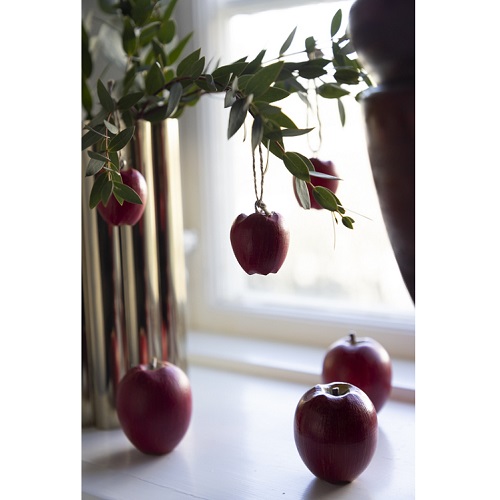 Hängande äpple i trä