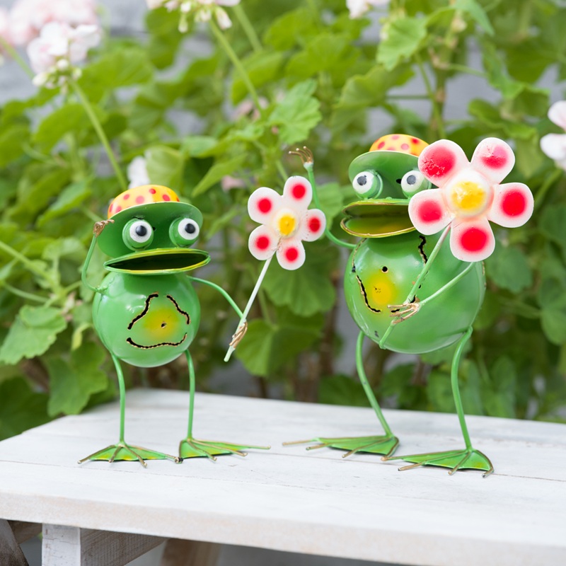 Groda Hugo med blomma