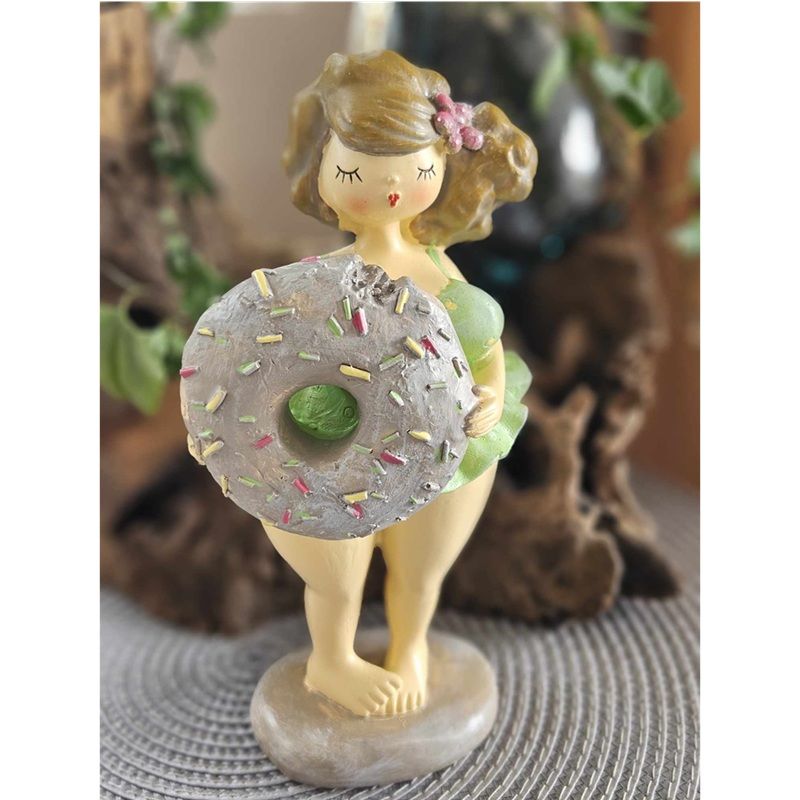 Baddamen Doris med donut