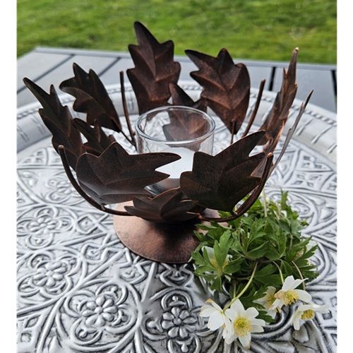 Ljuslykta med blad i plåt